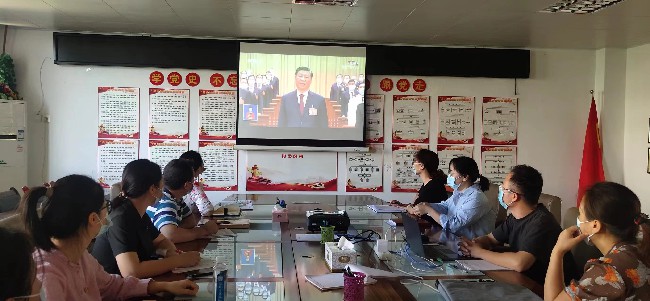 图为广西残疾人辅助器具中心集中收听收看现场